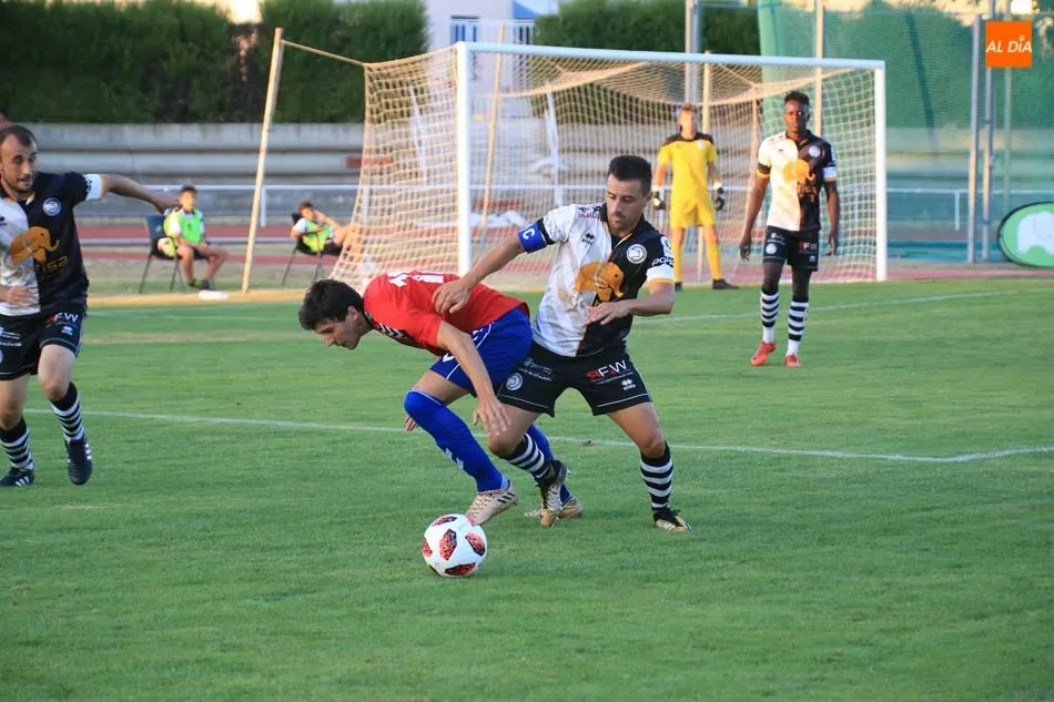 Piojo pugna por el balón ante un rival en un amistoso de pretemporada