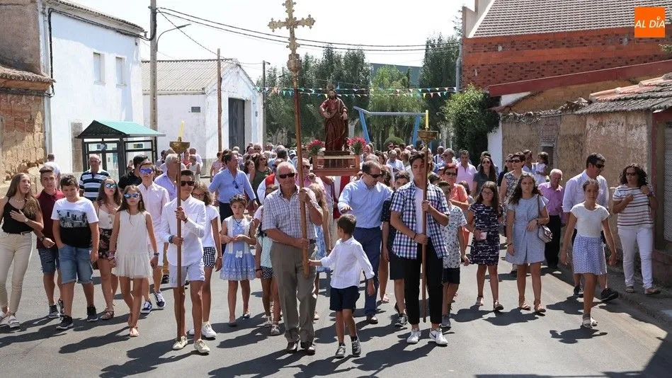 La procesión avanza por el pueblo