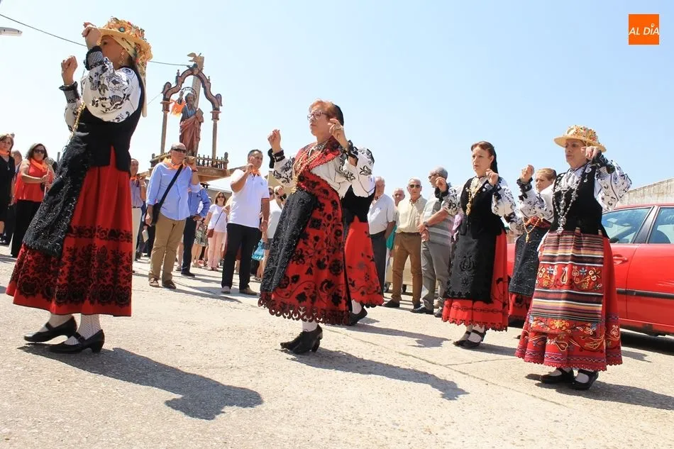 Foto 3 - Bailes y tradici&oacute;n para honrar a San Bartolom&eacute; en Golpejas