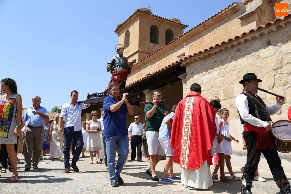 La procesión sale de la iglesia