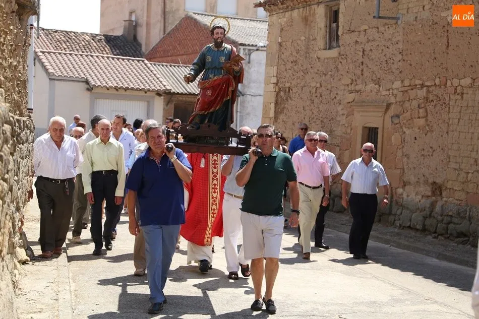 Foto 6 - San Bartolom&eacute; sale en procesi&oacute;n al ritmo de la gaita y el tamboril