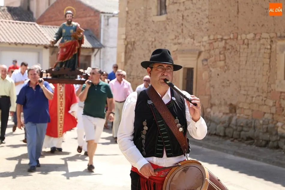 Foto 5 - San Bartolom&eacute; sale en procesi&oacute;n al ritmo de la gaita y el tamboril