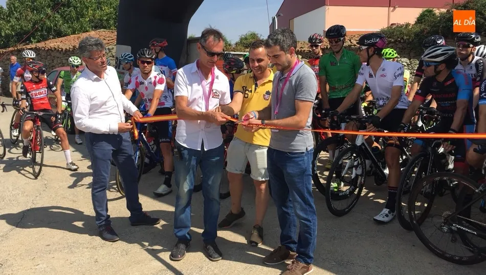 Salida de etapa en Sardón de los Frailes con Lale Cubino y el alcalde de la localidad, Benjamín Cuadrado  / SILVESTRE GONZÁLEZ
