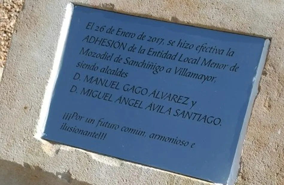 Monolito que conmemora la adhesión de la entidad local menor a Villamayor