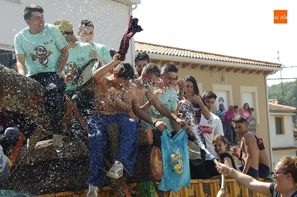 Los quintos fueron rociados con agua a su llegada a la localidad | Fotos Adrián Martín