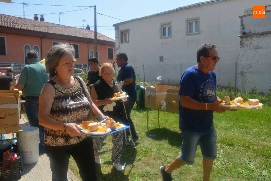 Foto 8 - Los gomecellanos reponen fuerzas con una deliciosa paella