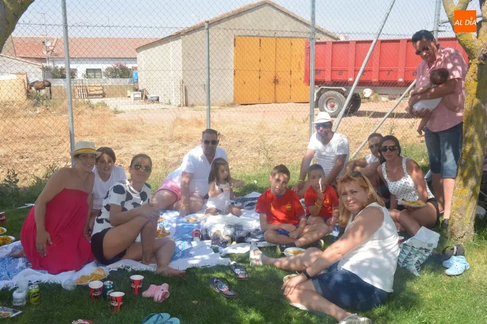 Foto 7 - Los gomecellanos reponen fuerzas con una deliciosa paella