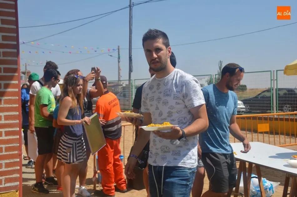 Foto 4 - Los gomecellanos reponen fuerzas con una deliciosa paella