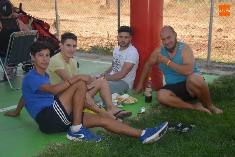Foto 3 - Los gomecellanos reponen fuerzas con una deliciosa paella