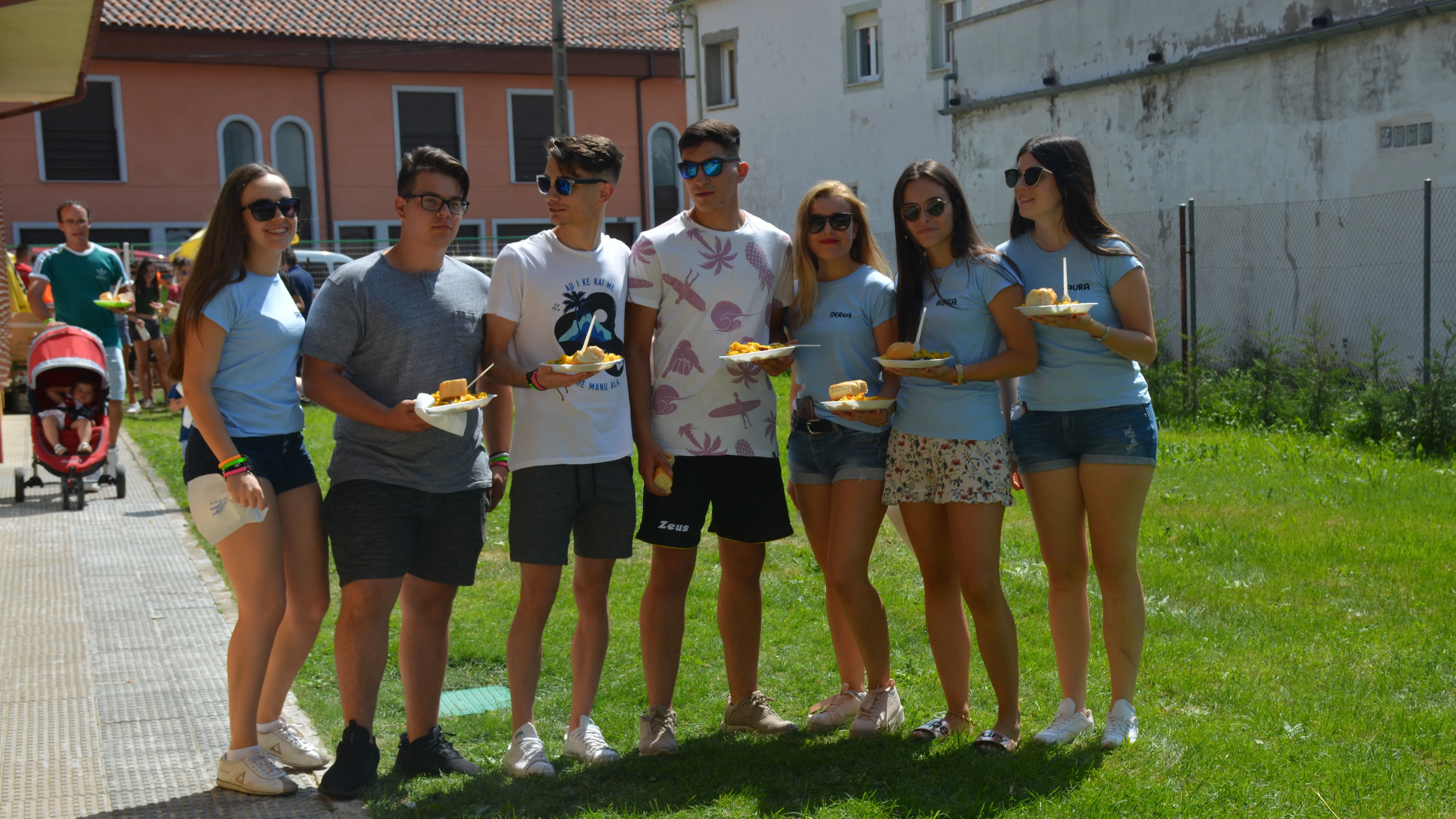 Un grupo de jóvenes en la paellada de Gomecello/ Foto: Lydia González