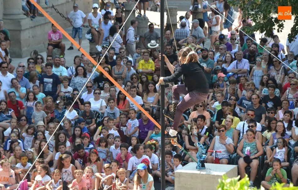 The Freak Cabaret Circus sale victorioso de su desesperada y acrobática búsqueda de agua  