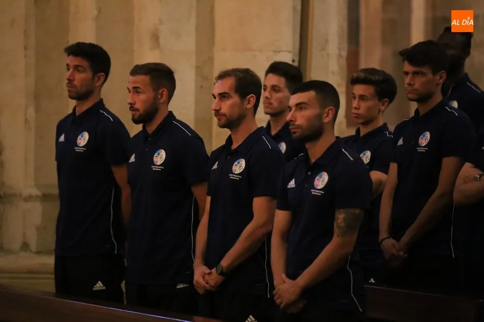 Foto 6 - El Salamanca CF UDS realiza la ofrenda floral a la Virgen de la Vega en la Catedral Vieja