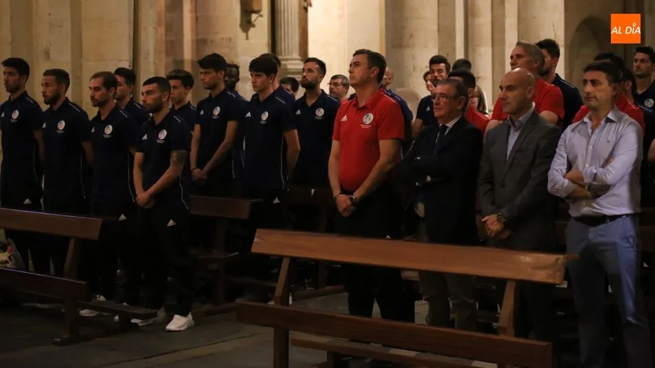 La plantilla y los responsables, durante la misa. Fotos: Alberto Martín