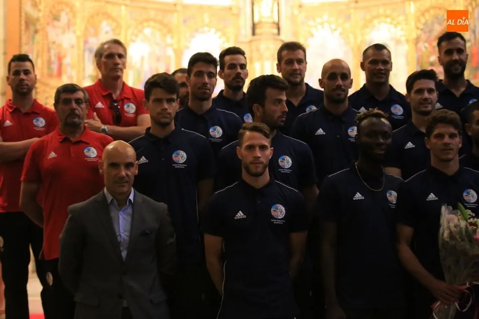 Foto 5 - El Salamanca CF UDS realiza la ofrenda floral a la Virgen de la Vega en la Catedral Vieja