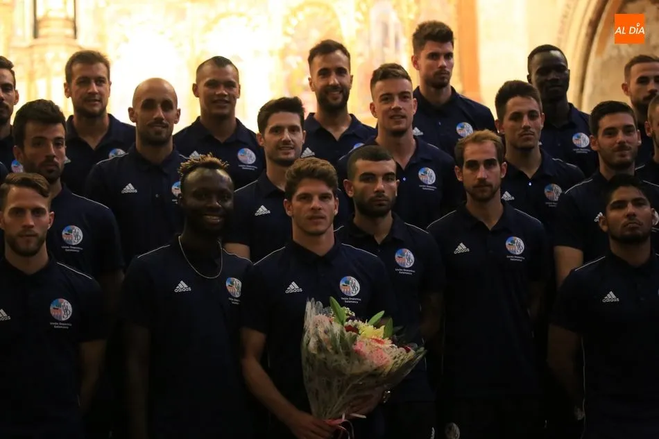 Foto 4 - El Salamanca CF UDS realiza la ofrenda floral a la Virgen de la Vega en la Catedral Vieja