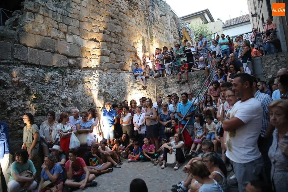 Foto 2 - Pedro Majo deslumbra con su juego de luces y su visita teatralizada a la Cueva de Salamanca