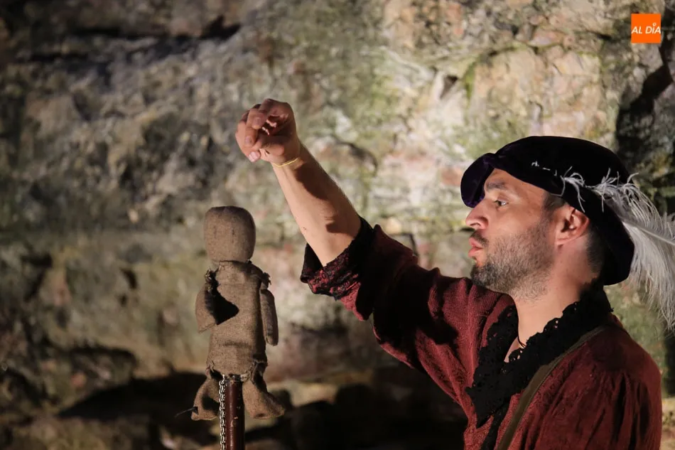 Foto 7 - Pedro Majo deslumbra con su juego de luces y su visita teatralizada a la Cueva de Salamanca