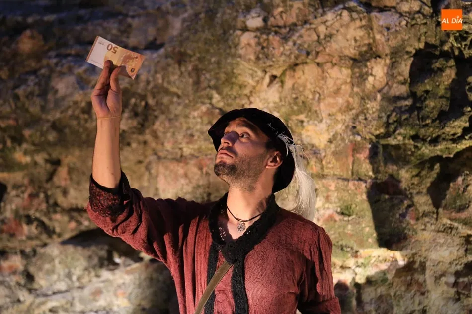 Foto 5 - Pedro Majo deslumbra con su juego de luces y su visita teatralizada a la Cueva de Salamanca