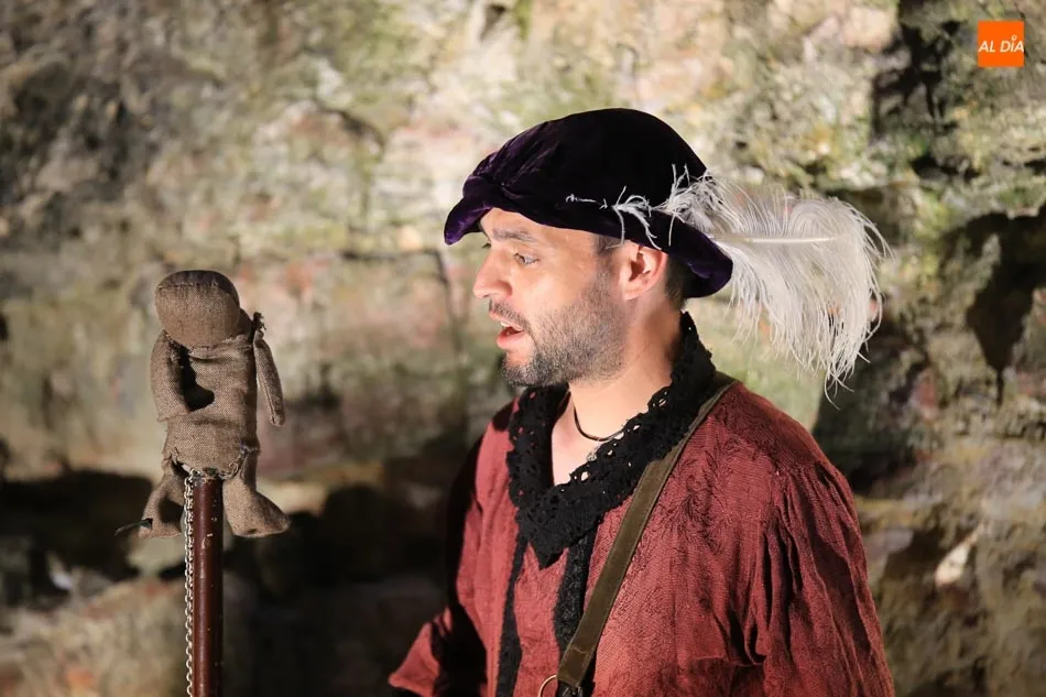 Foto 3 - Pedro Majo deslumbra con su juego de luces y su visita teatralizada a la Cueva de Salamanca
