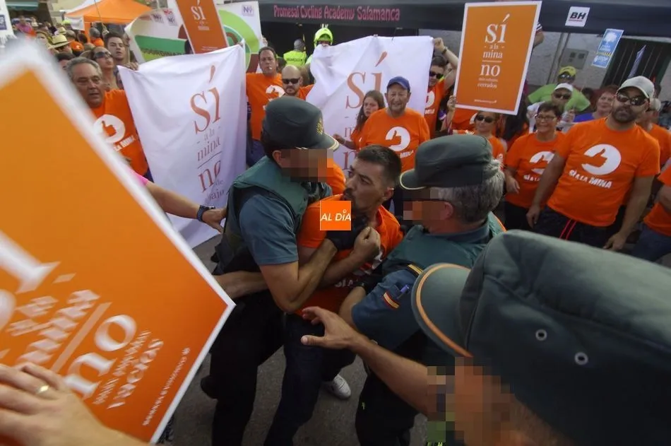 La Guardia Civil tuvo que intervenir para mantener el orden/Foto: Adrián Martín