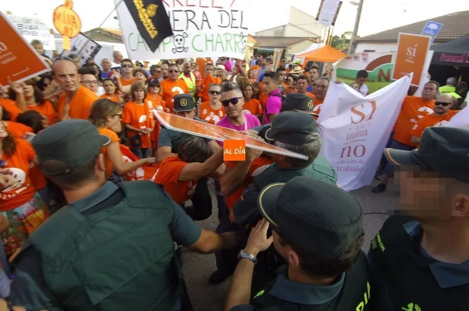 Foto 6 - La tensi&oacute;n en Retortillo entre los partidarios y los antimina en la llegada de la Vuelta obliga a...