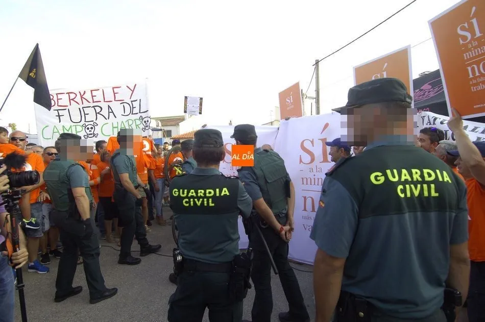 Foto 5 - La tensi&oacute;n en Retortillo entre los partidarios y los antimina en la llegada de la Vuelta obliga a...