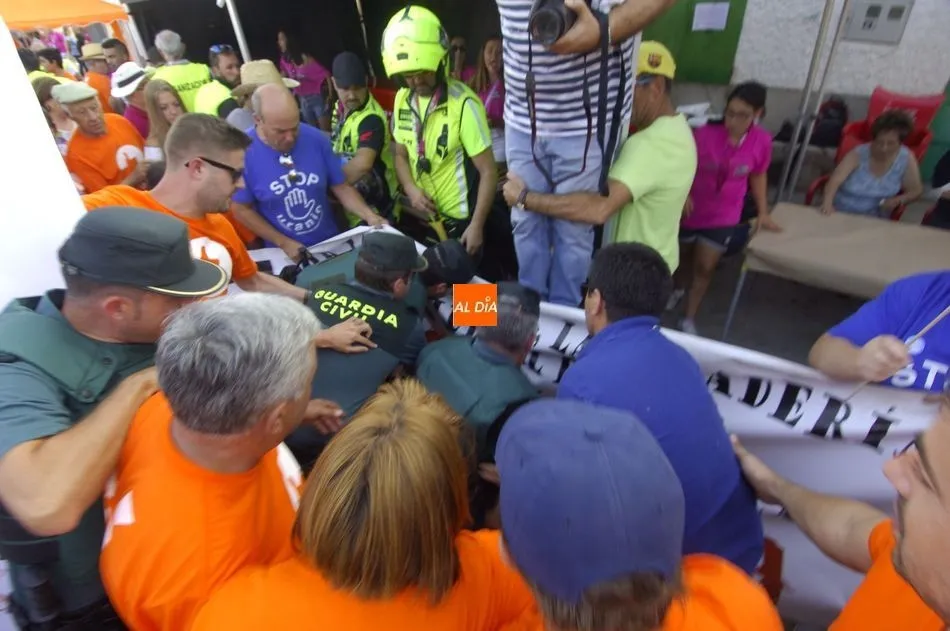 Foto 4 - La tensi&oacute;n en Retortillo entre los partidarios y los antimina en la llegada de la Vuelta obliga a...