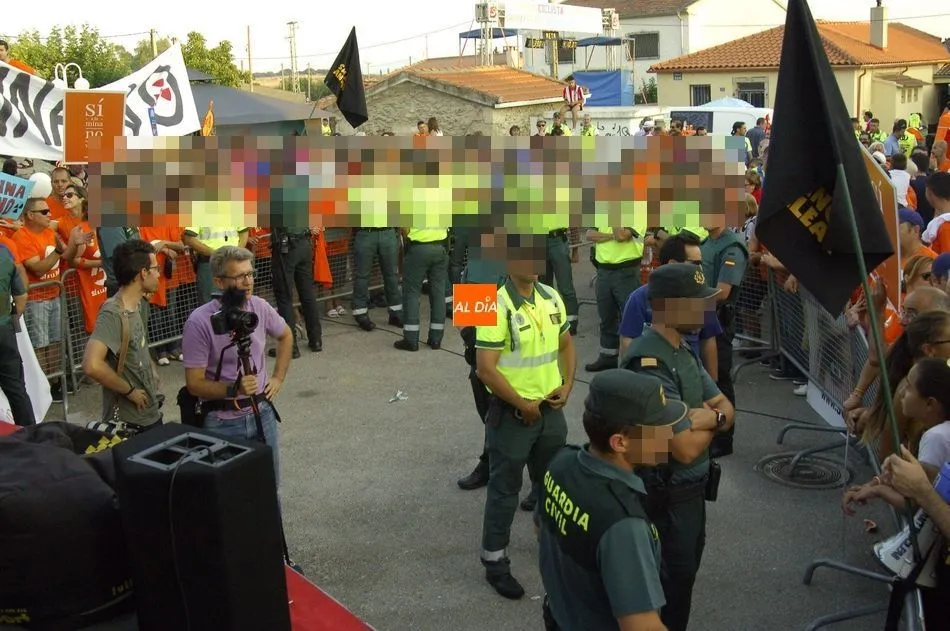 Foto 3 - La tensi&oacute;n en Retortillo entre los partidarios y los antimina en la llegada de la Vuelta obliga a...