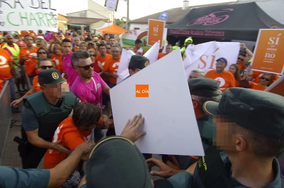 Foto 2 - La tensi&oacute;n en Retortillo entre los partidarios y los antimina en la llegada de la Vuelta obliga a...