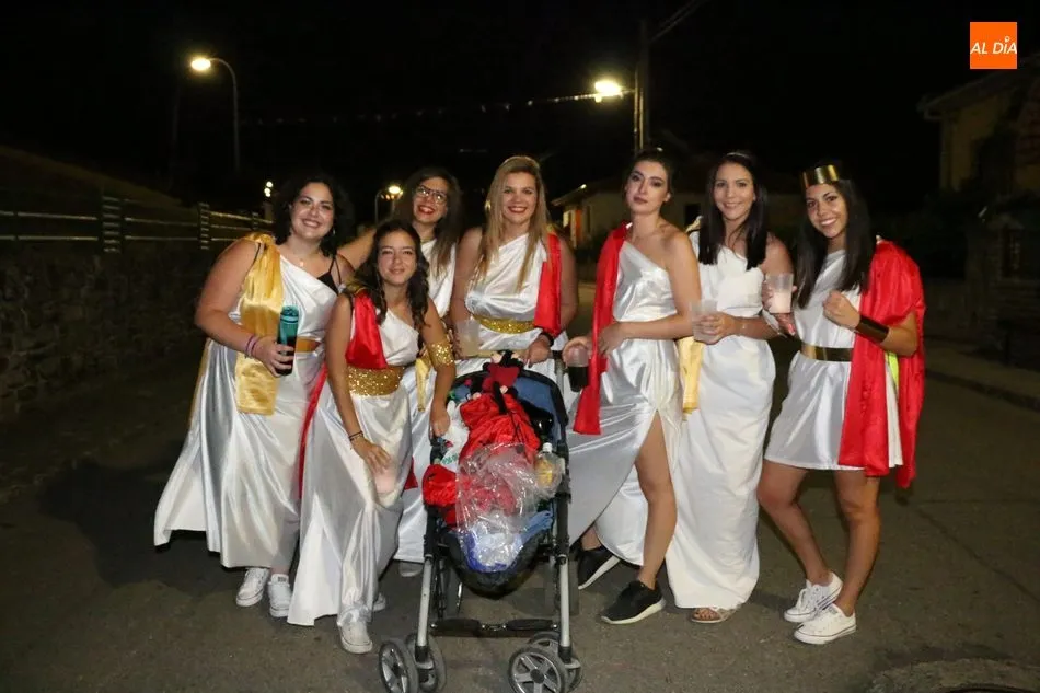 Foto 8 - Miles de personas llenan las calles de Aldead&aacute;vila para presenciar un espectacular desfile de...