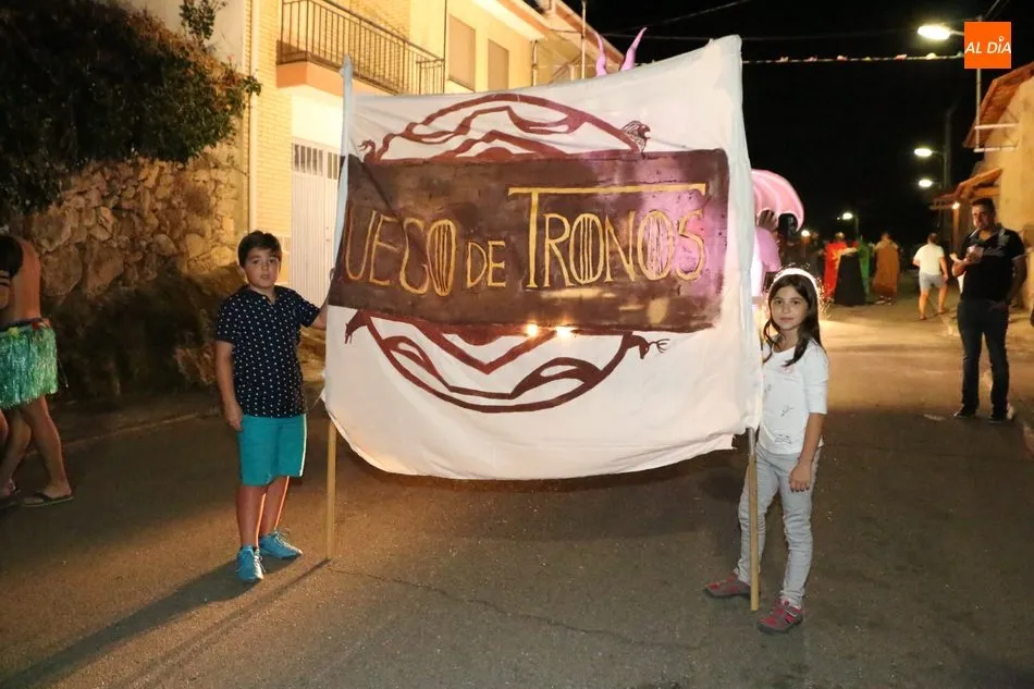Foto 5 - Miles de personas llenan las calles de Aldead&aacute;vila para presenciar un espectacular desfile de...