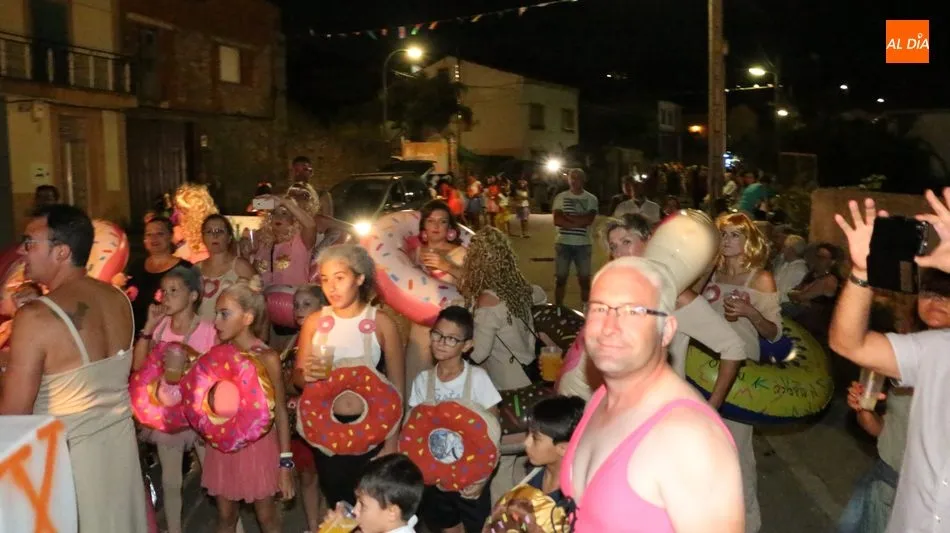 Foto 4 - Miles de personas llenan las calles de Aldead&aacute;vila para presenciar un espectacular desfile de...