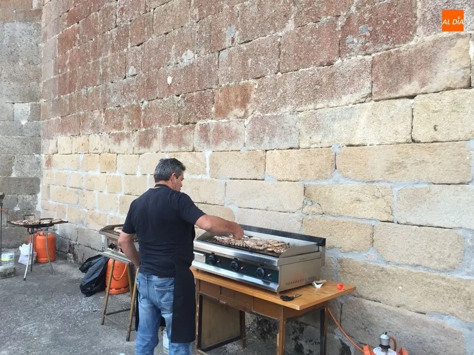 Foto 3 - Ahigal de Villarino inicia las fiestas con una suculenta parrillada  