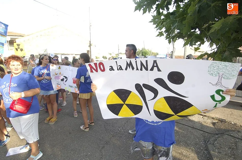 Foto 10 - La tensi&oacute;n en Retortillo entre los partidarios y los antimina en la llegada de la Vuelta obliga a...