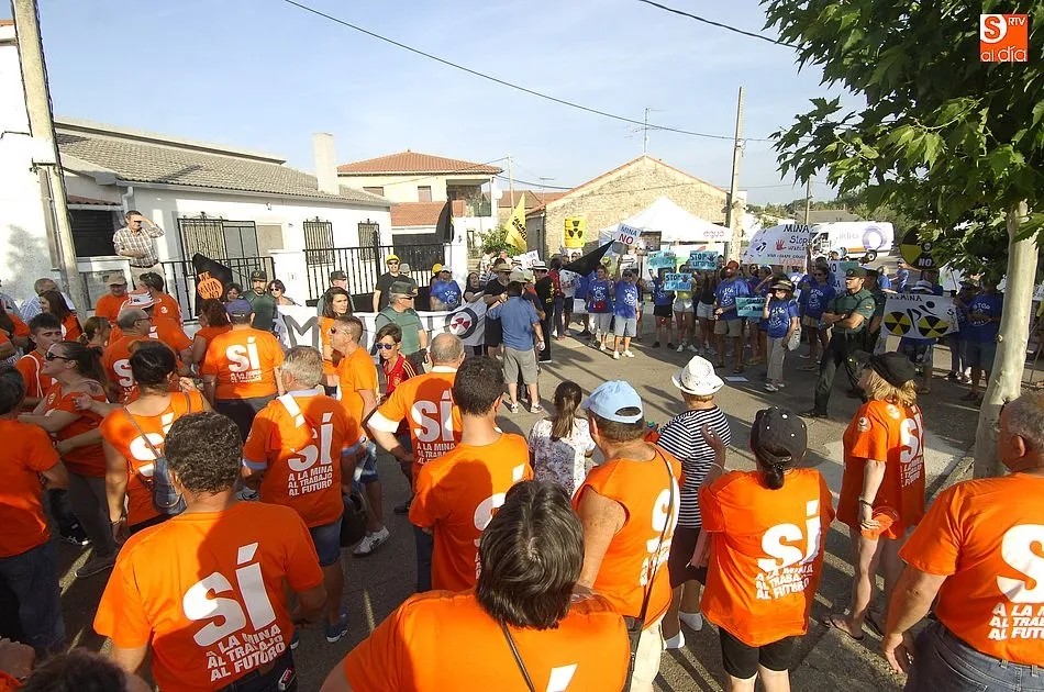 Foto 9 - La tensi&oacute;n en Retortillo entre los partidarios y los antimina en la llegada de la Vuelta obliga a...