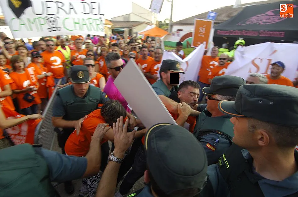 Foto 8 - La tensi&oacute;n en Retortillo entre los partidarios y los antimina en la llegada de la Vuelta obliga a...