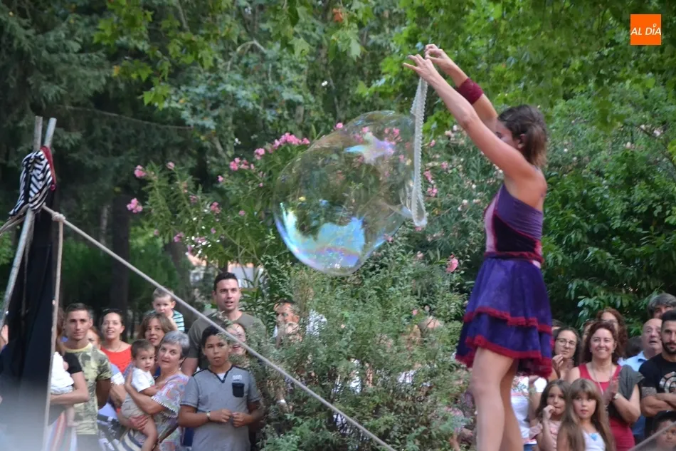 Foto 8 - La argentina Celeste Zalloechevarr&iacute;a pone con sus acrobacias el punto y aparte al Parque de La...