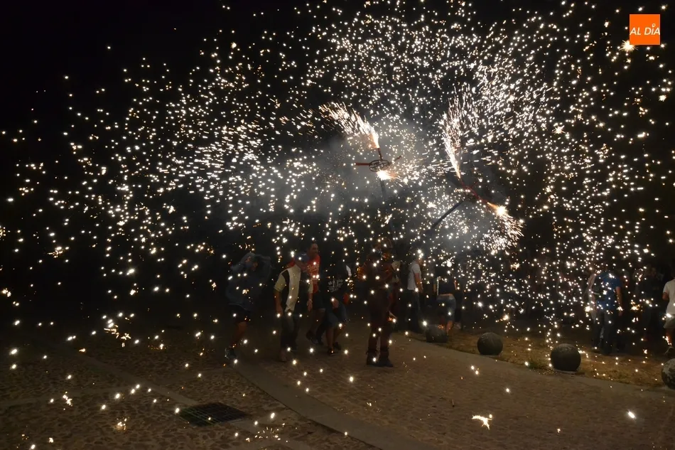 Los mirobrigenses se lo pasan en grande con el espectacular correfoc de Scura Splats  