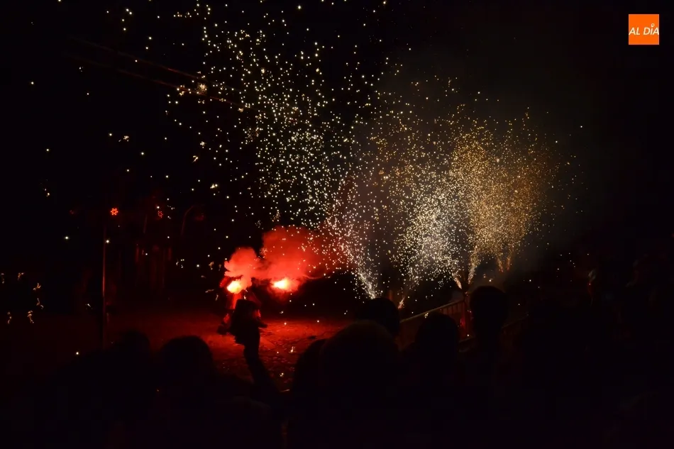 Foto 10 - Los mirobrigenses se lo pasan en grande con el espectacular correfoc de Scura Splats  