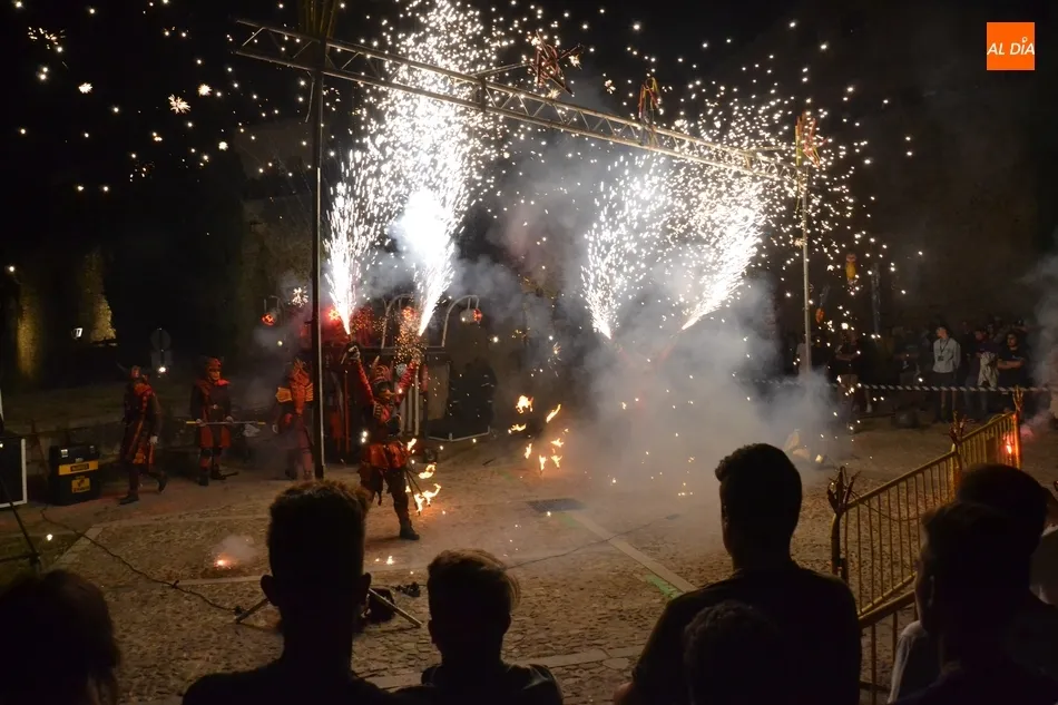 Foto 11 - Los mirobrigenses se lo pasan en grande con el espectacular correfoc de Scura Splats  