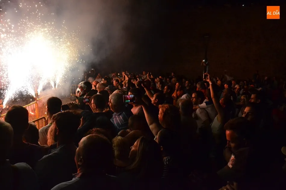 Foto 9 - Los mirobrigenses se lo pasan en grande con el espectacular correfoc de Scura Splats  