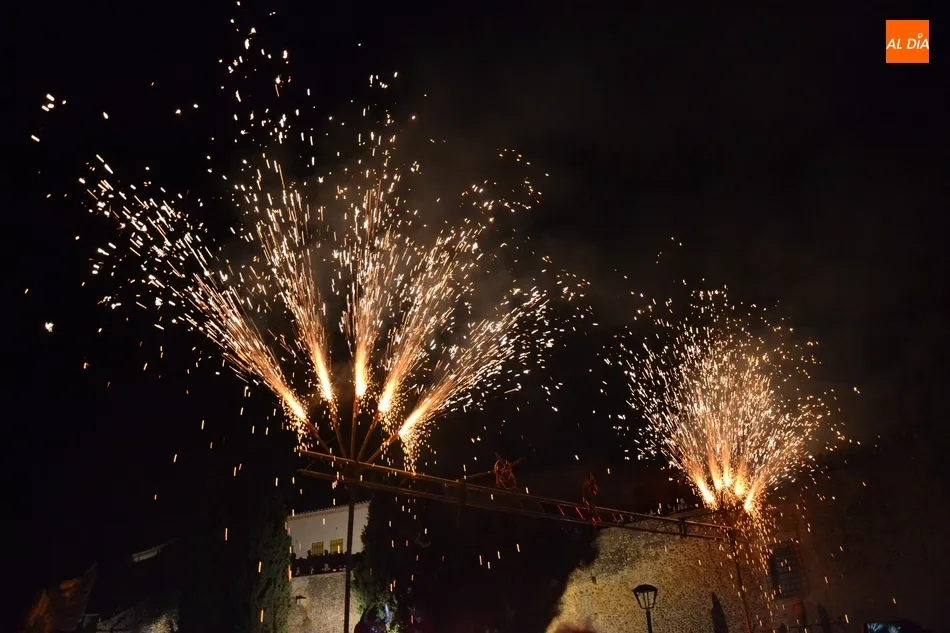 Foto 7 - Los mirobrigenses se lo pasan en grande con el espectacular correfoc de Scura Splats  