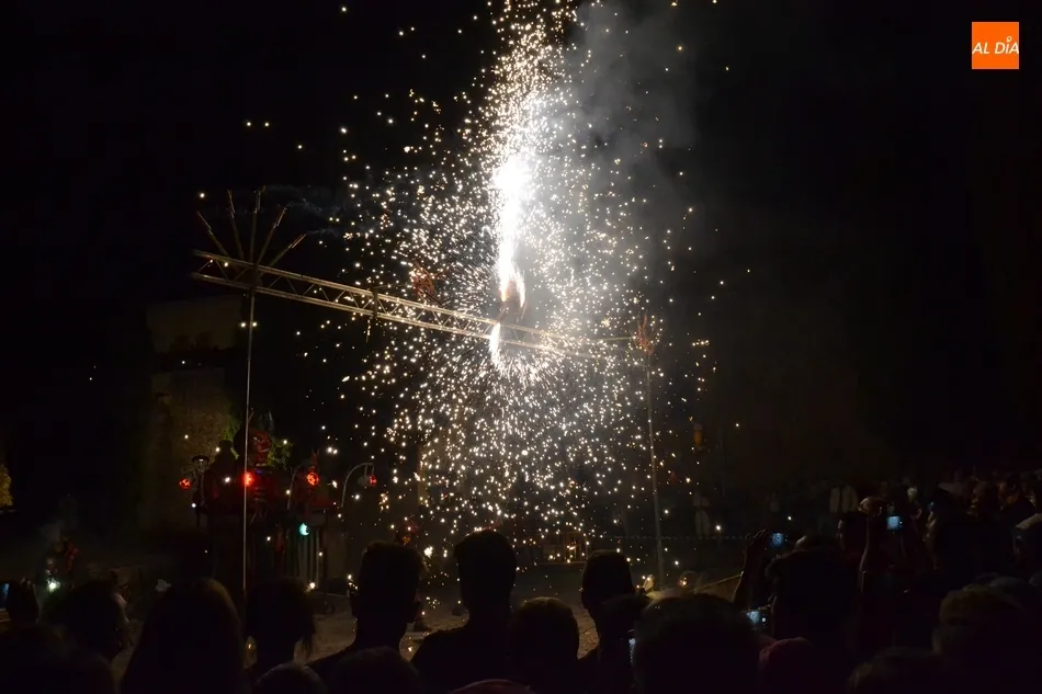Foto 5 - Los mirobrigenses se lo pasan en grande con el espectacular correfoc de Scura Splats  