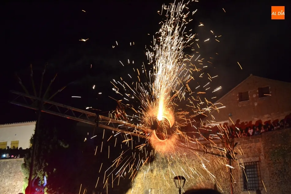 Foto 6 - Los mirobrigenses se lo pasan en grande con el espectacular correfoc de Scura Splats  