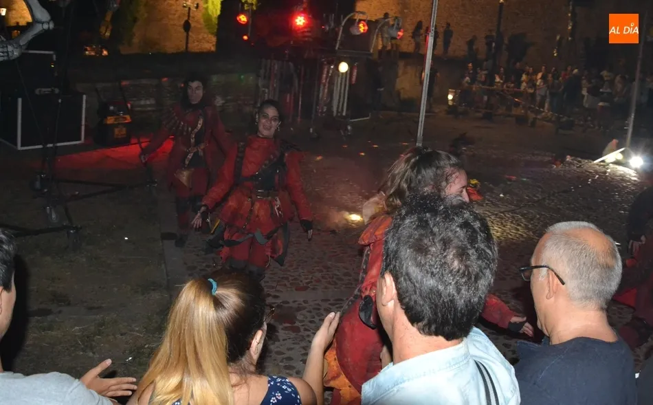 Foto 2 - Los mirobrigenses se lo pasan en grande con el espectacular correfoc de Scura Splats  