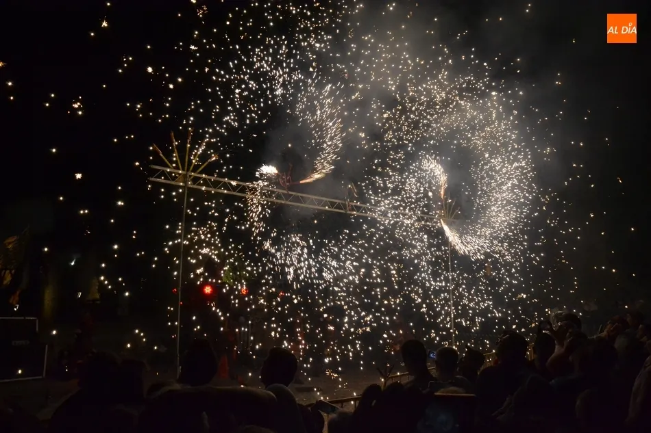 Foto 4 - Los mirobrigenses se lo pasan en grande con el espectacular correfoc de Scura Splats  