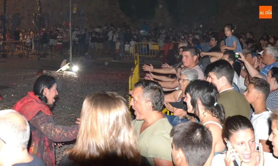 Foto 3 - Los mirobrigenses se lo pasan en grande con el espectacular correfoc de Scura Splats  