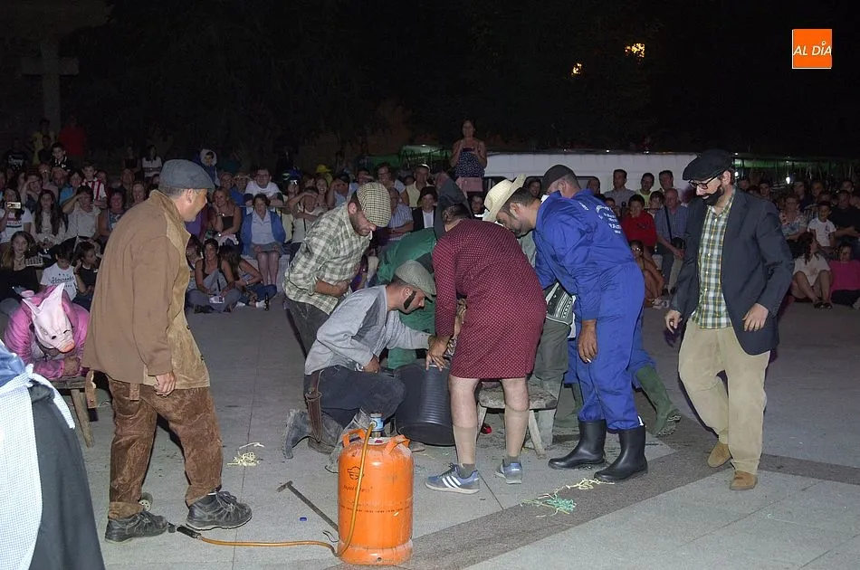 Foto 9 - Variado concurso de disfraces en Villar de Ciervo, que incluy&oacute; hasta una &lsquo;matanza&rsquo; en vivo y...
