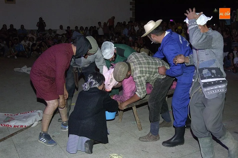 Foto 11 - Variado concurso de disfraces en Villar de Ciervo, que incluy&oacute; hasta una &lsquo;matanza&rsquo; en vivo y...
