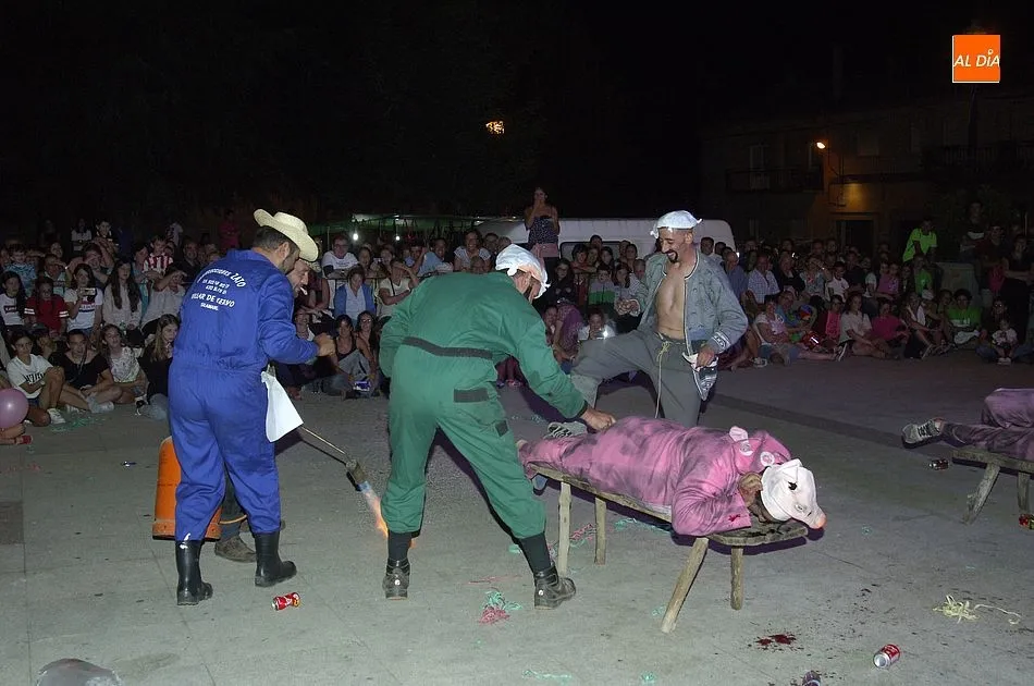 Foto 7 - Variado concurso de disfraces en Villar de Ciervo, que incluy&oacute; hasta una &lsquo;matanza&rsquo; en vivo y...